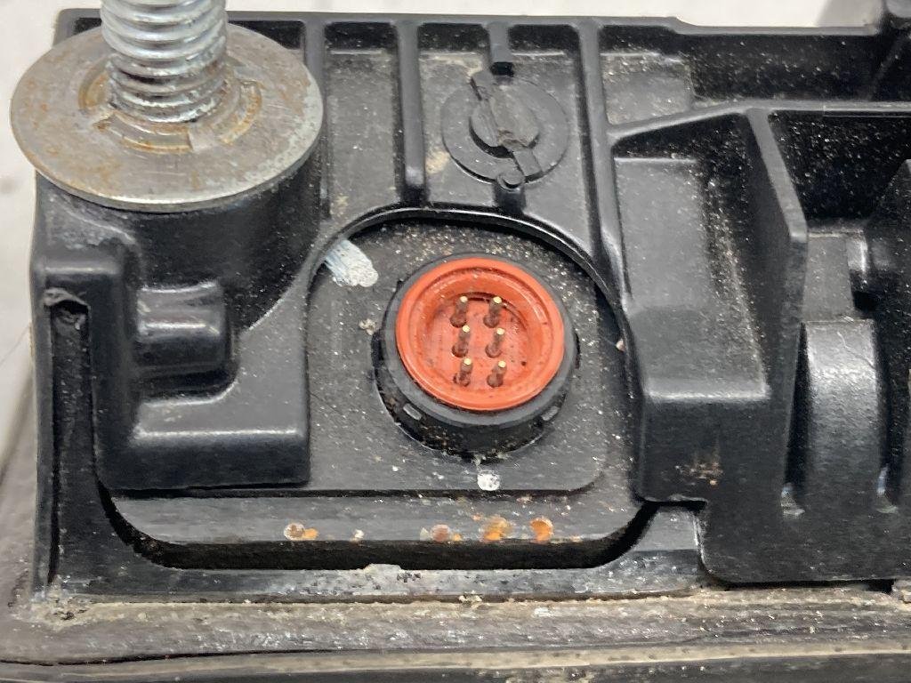 Кнопка открывания багажника