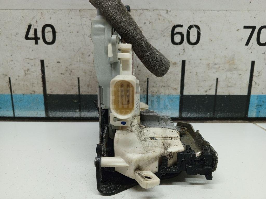 Замок двери передней левой