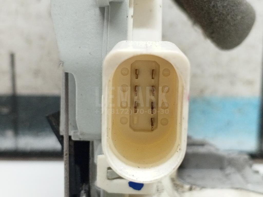 Замок двери передней левой