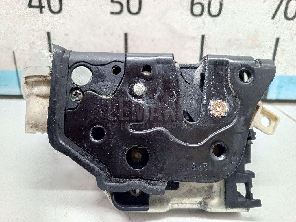 Замок двери передней левой