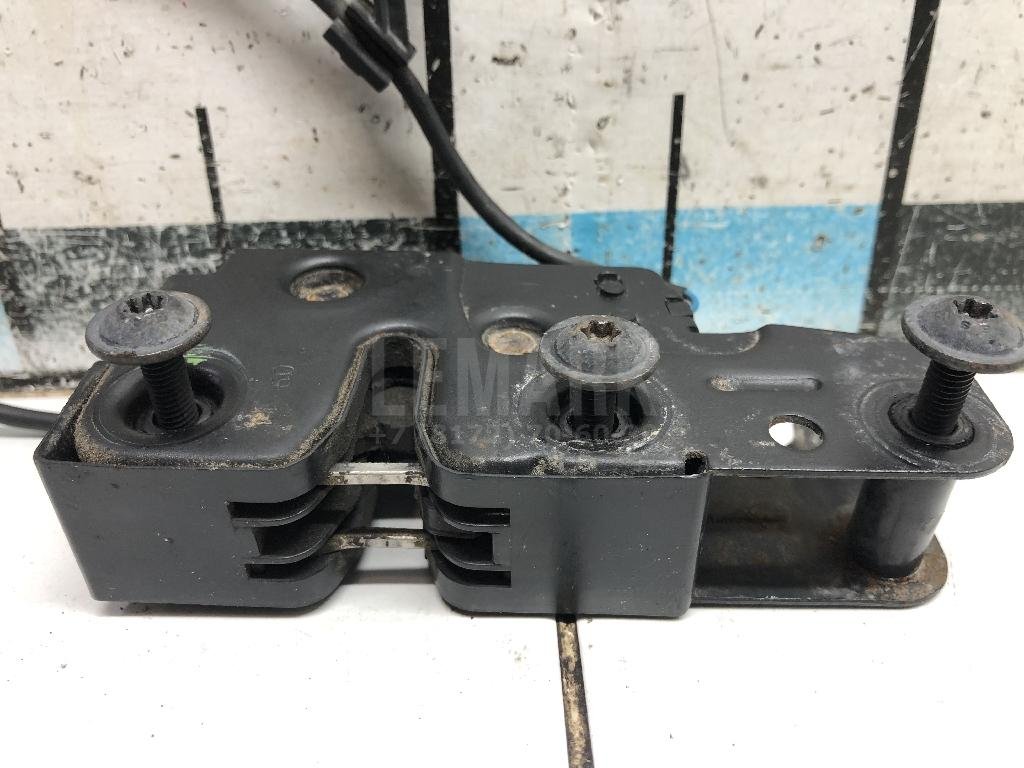 Замок капота