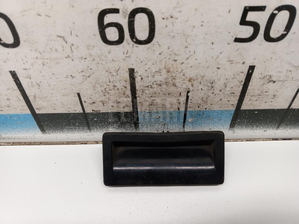 Кнопка открывания багажника