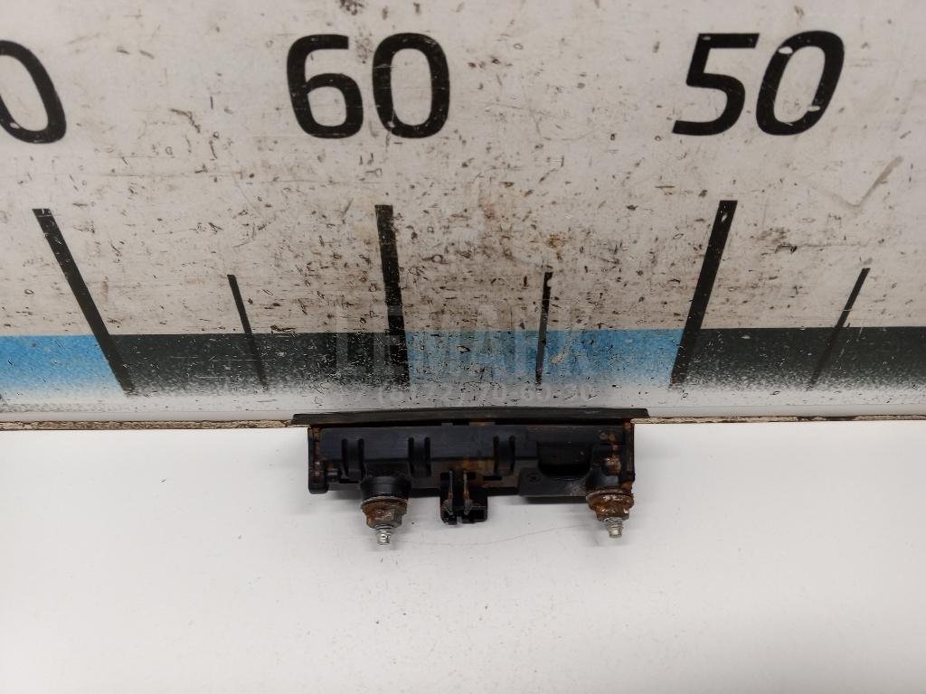 Кнопка открывания багажника