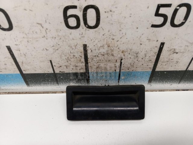 Кнопка открывания багажника