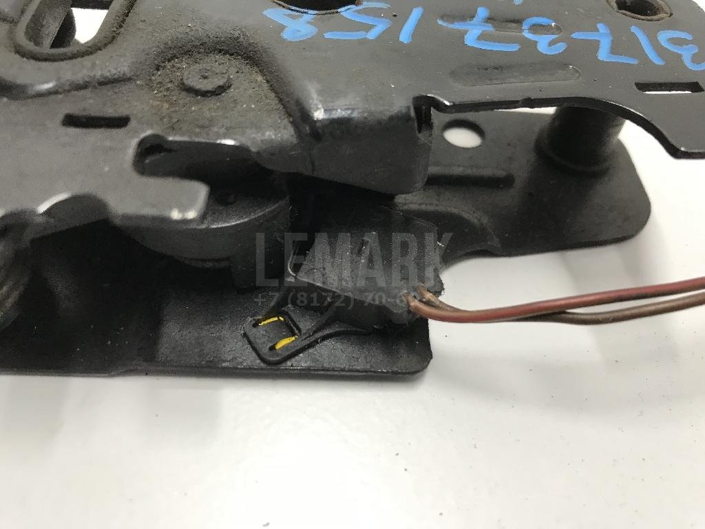 Замок капота