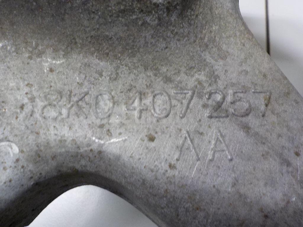 Кулак поворотный передний левый