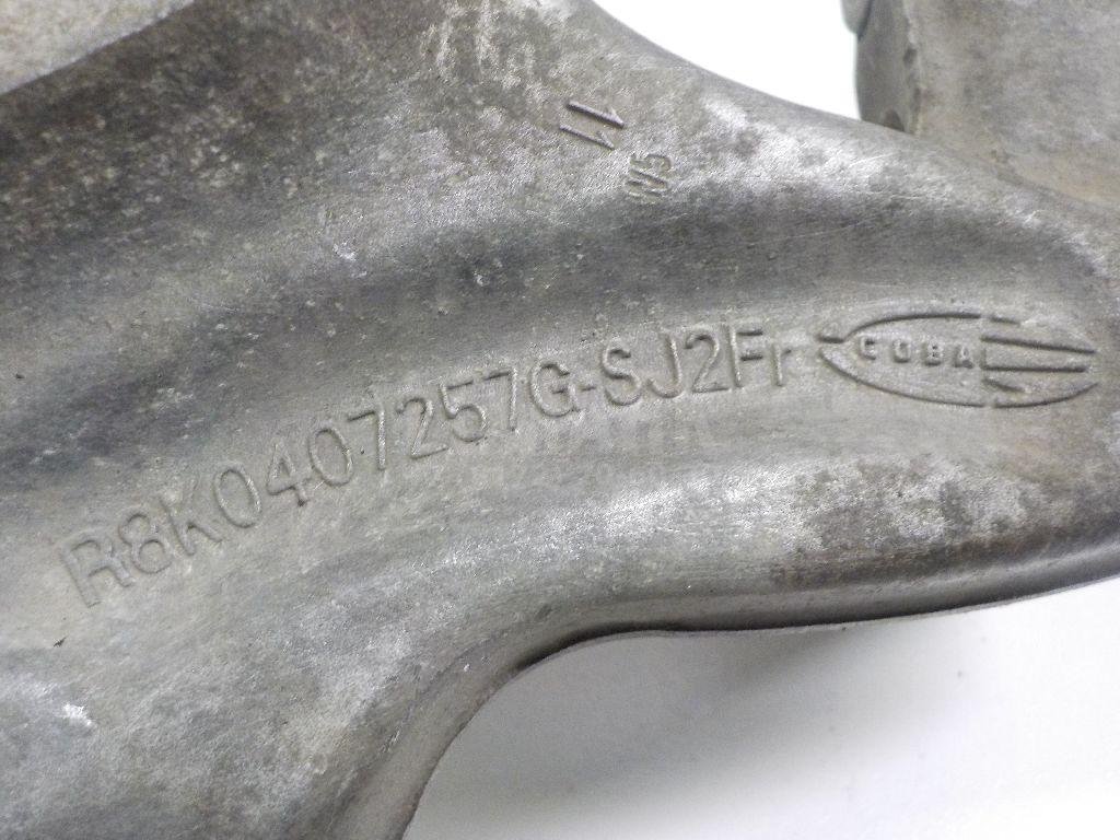 Кулак поворотный передний левый