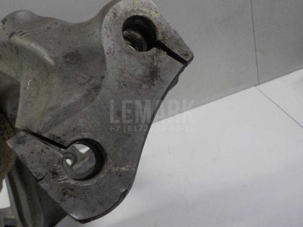 Кулак поворотный передний левый