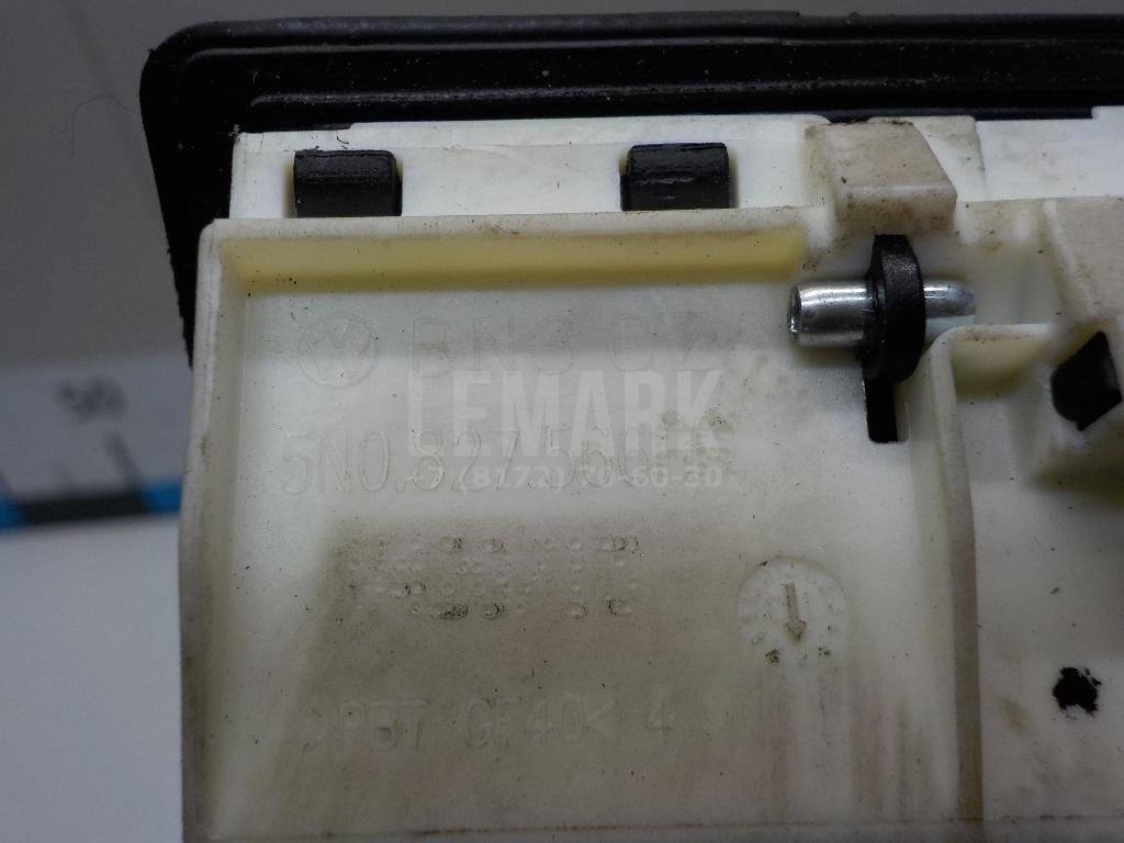 Кнопка открывания багажника