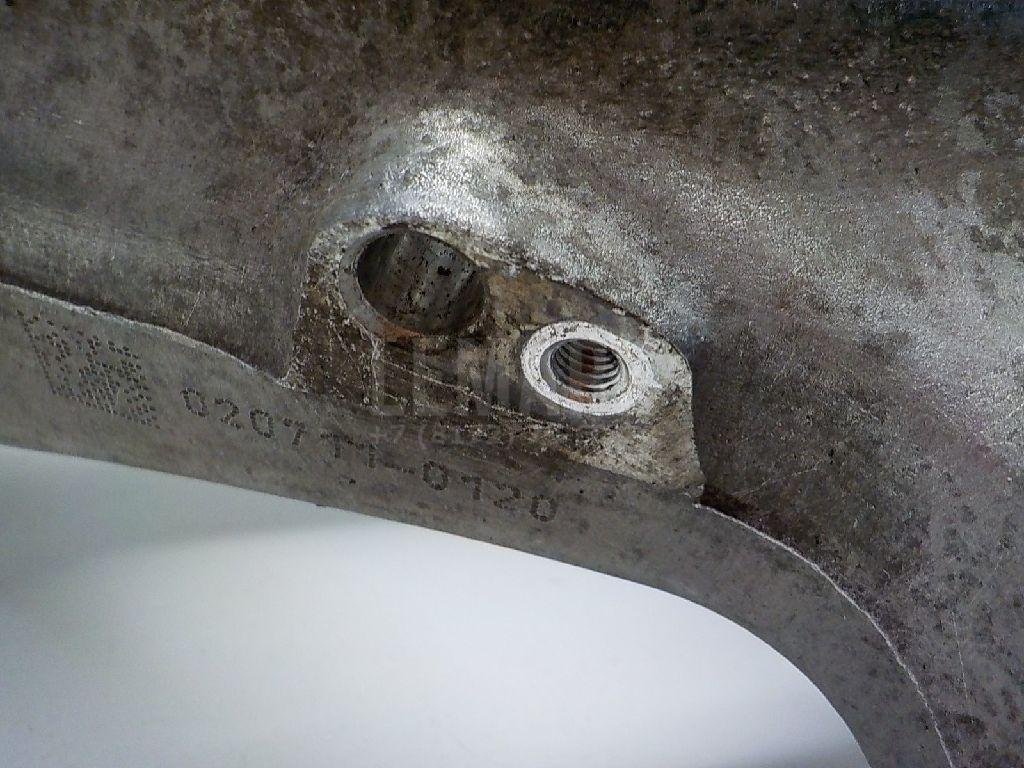 Кулак поворотный передний левый