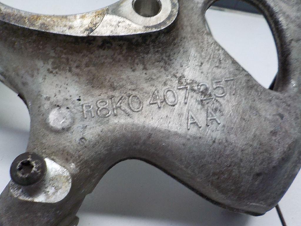 Кулак поворотный передний левый