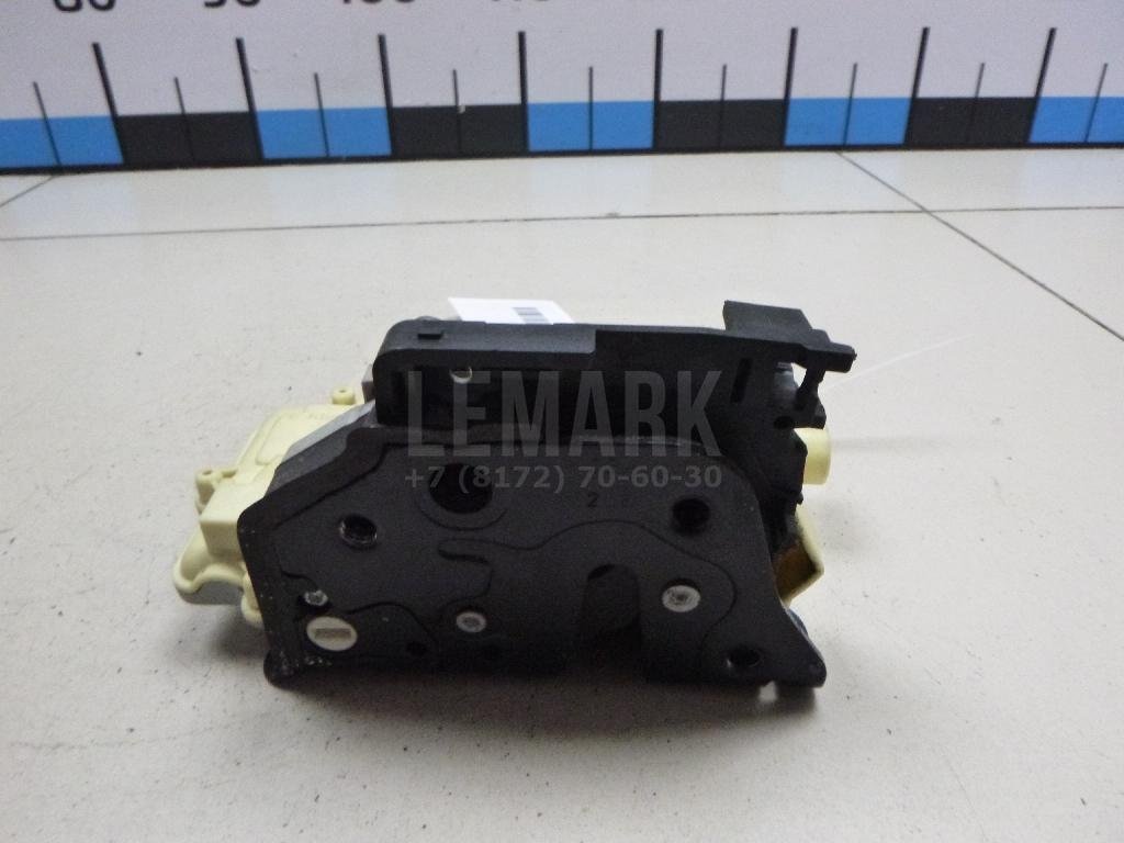 Замок двери передней правой