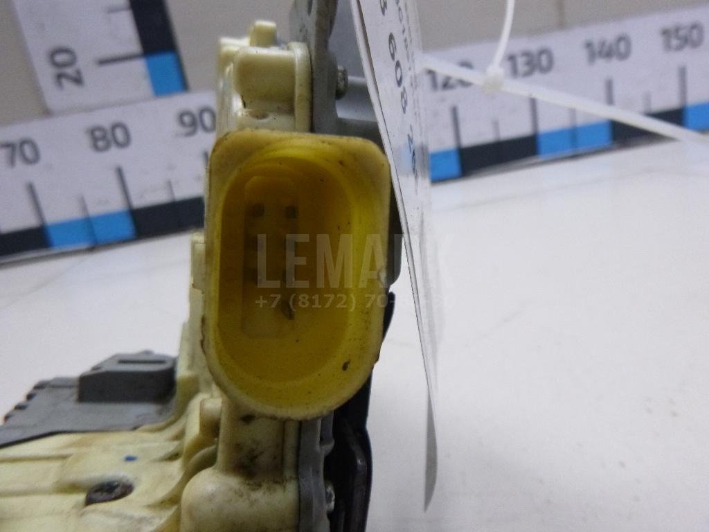 Замок двери передней правой