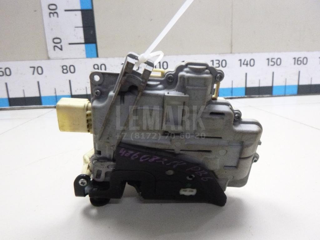 Замок двери передней правой