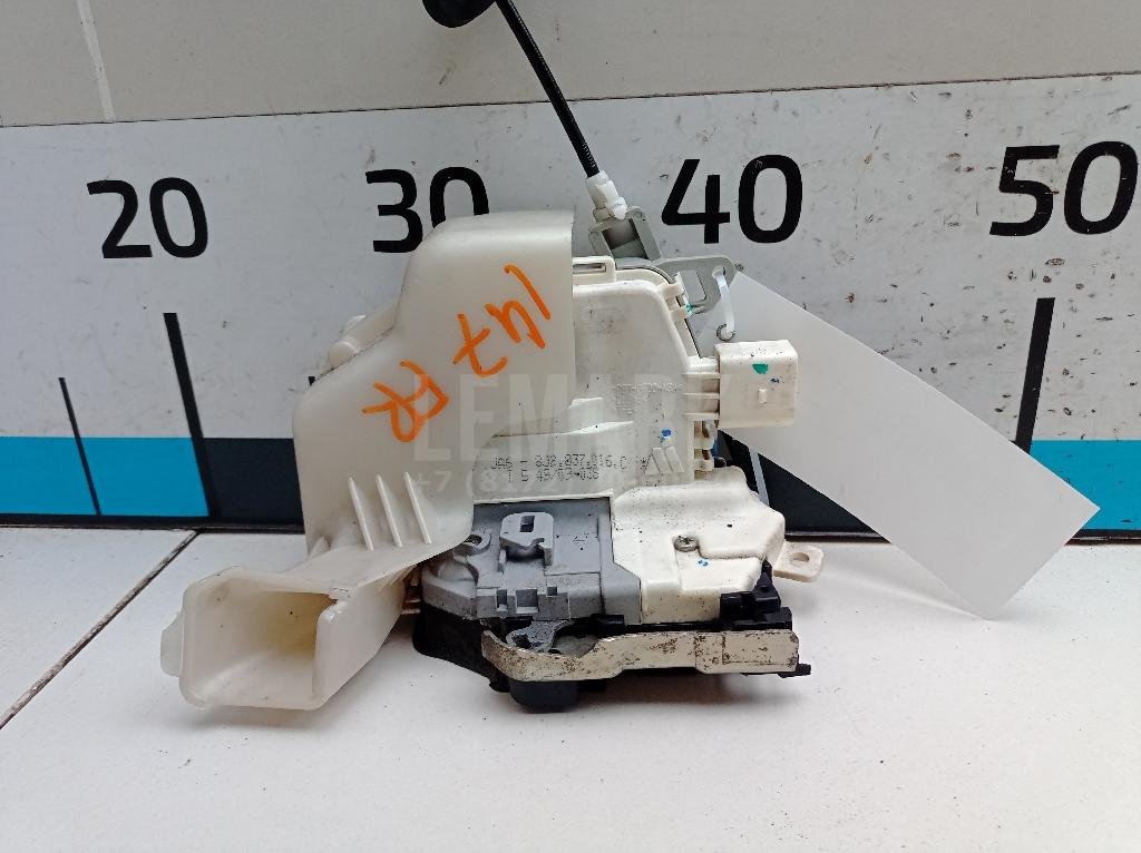 Замок двери передней правой