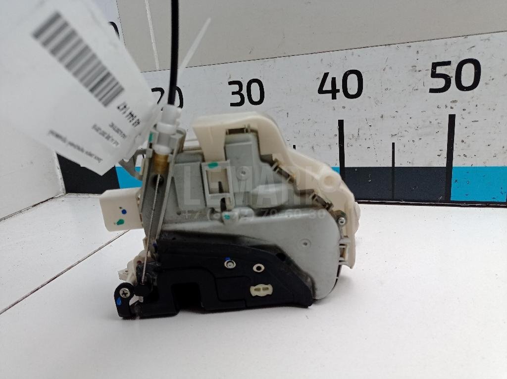 Замок двери передней правой