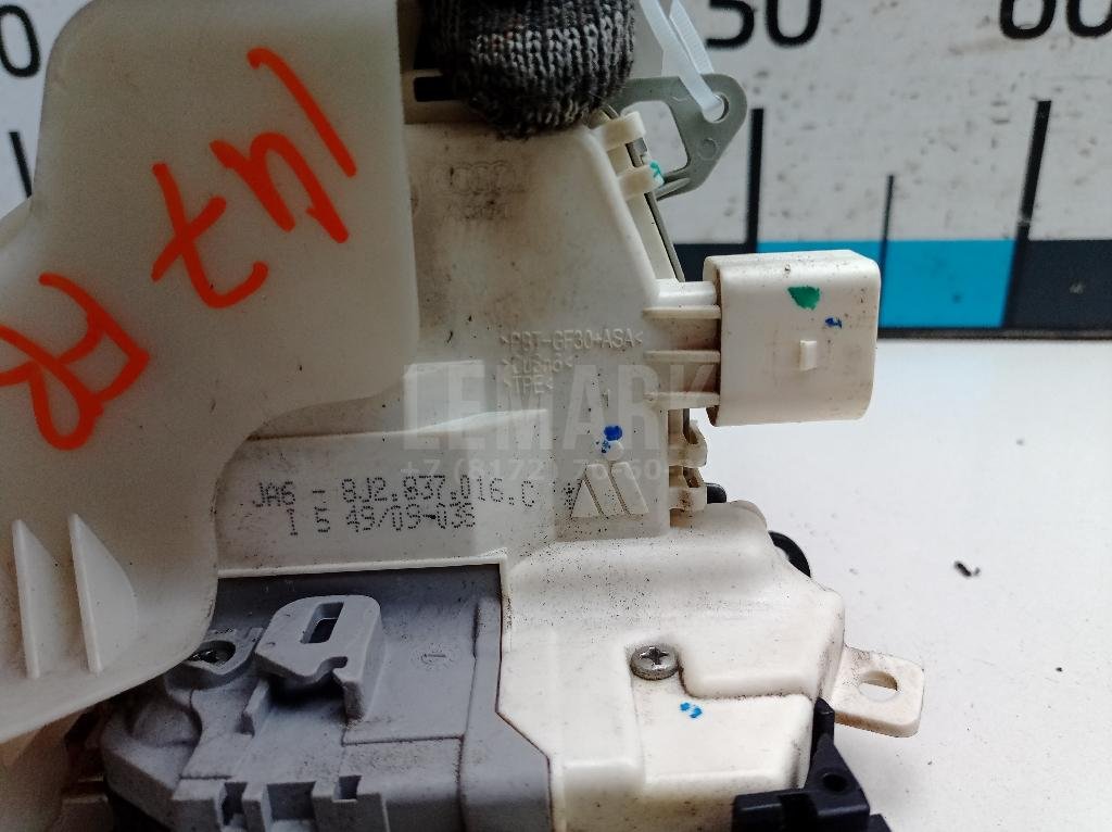 Замок двери передней правой