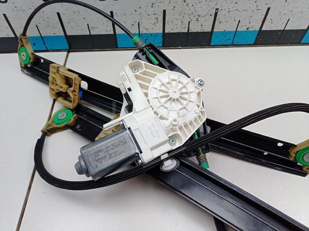 Стеклоподъемник электр. передний правый