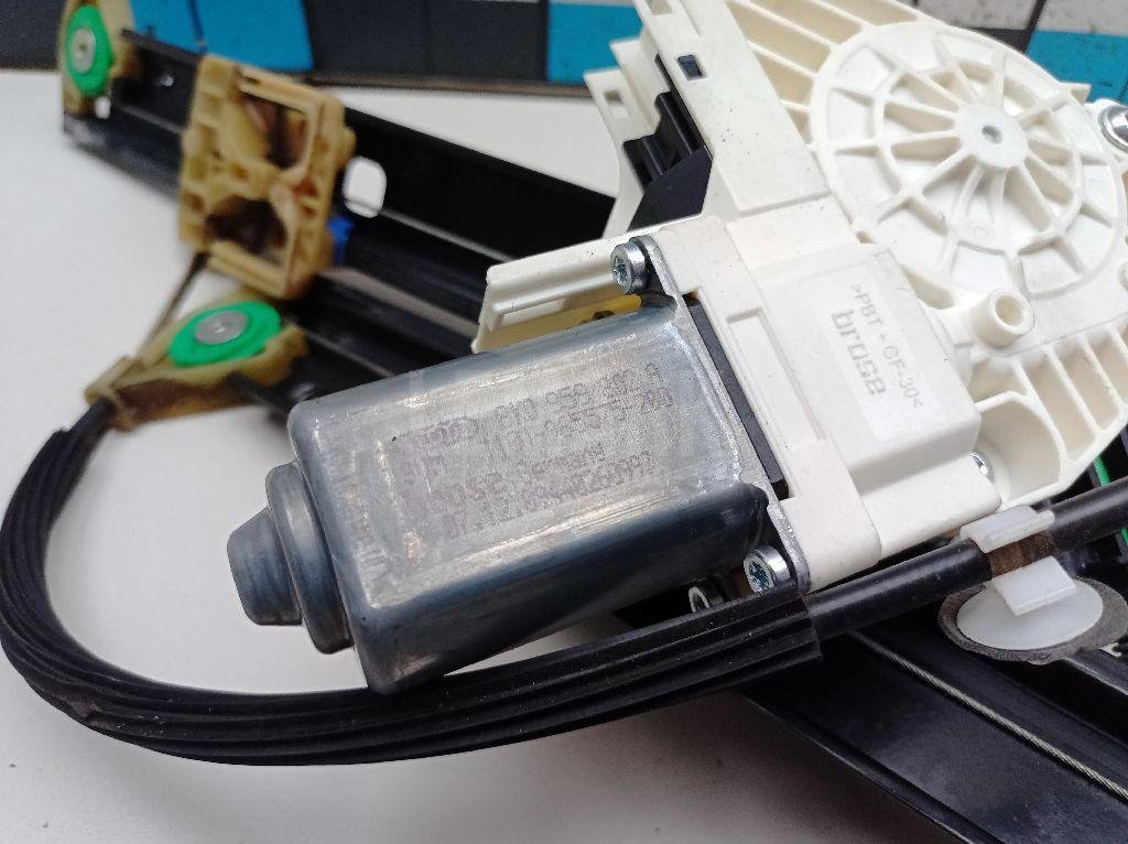 Стеклоподъемник электр. передний правый