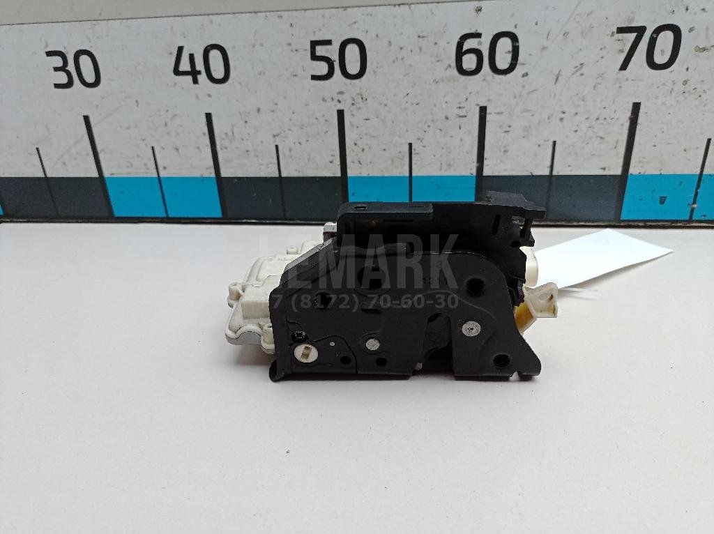 Замок двери передней правой