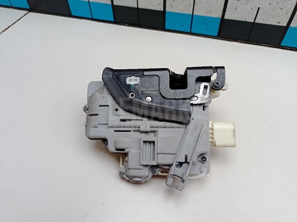 Замок двери передней правой