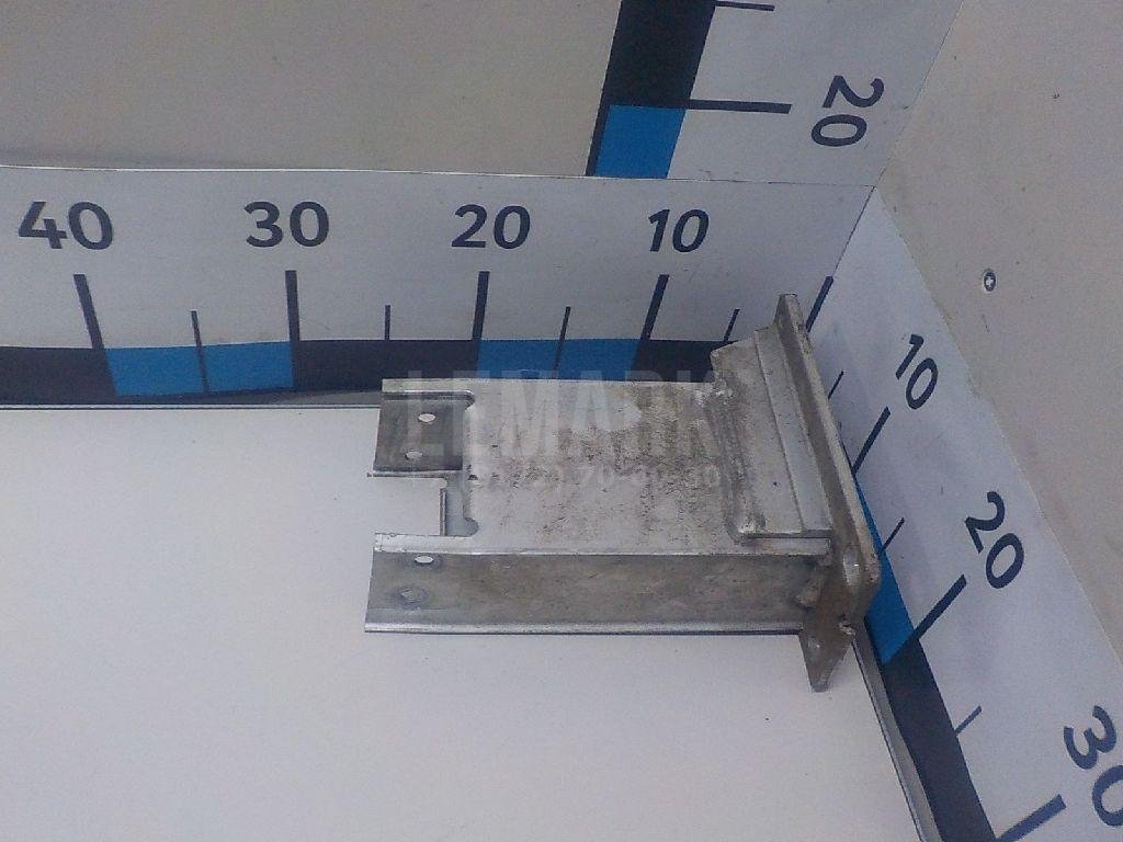 Кронштейн усилителя переднего бампера левый