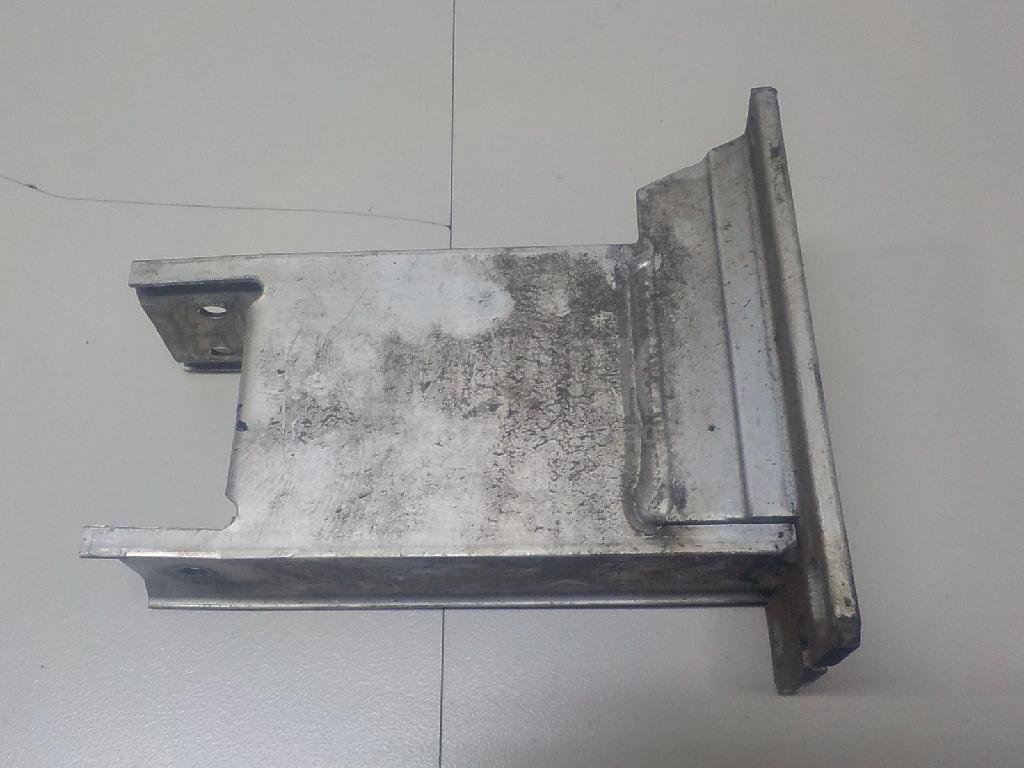 Кронштейн усилителя переднего бампера левый