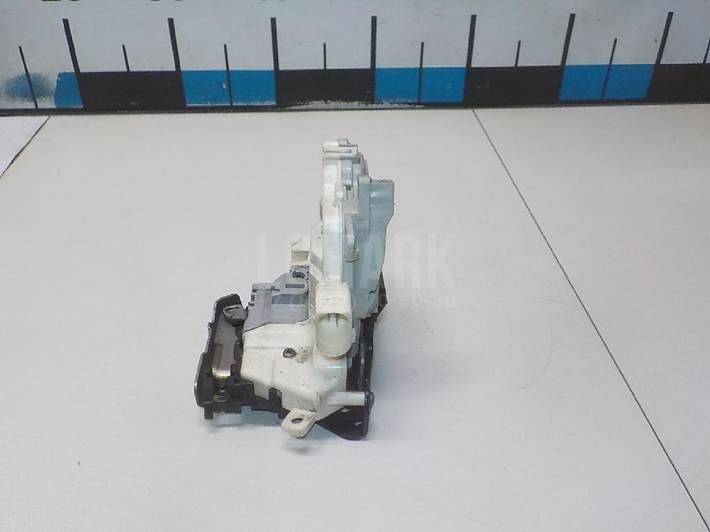 Замок двери передней правой