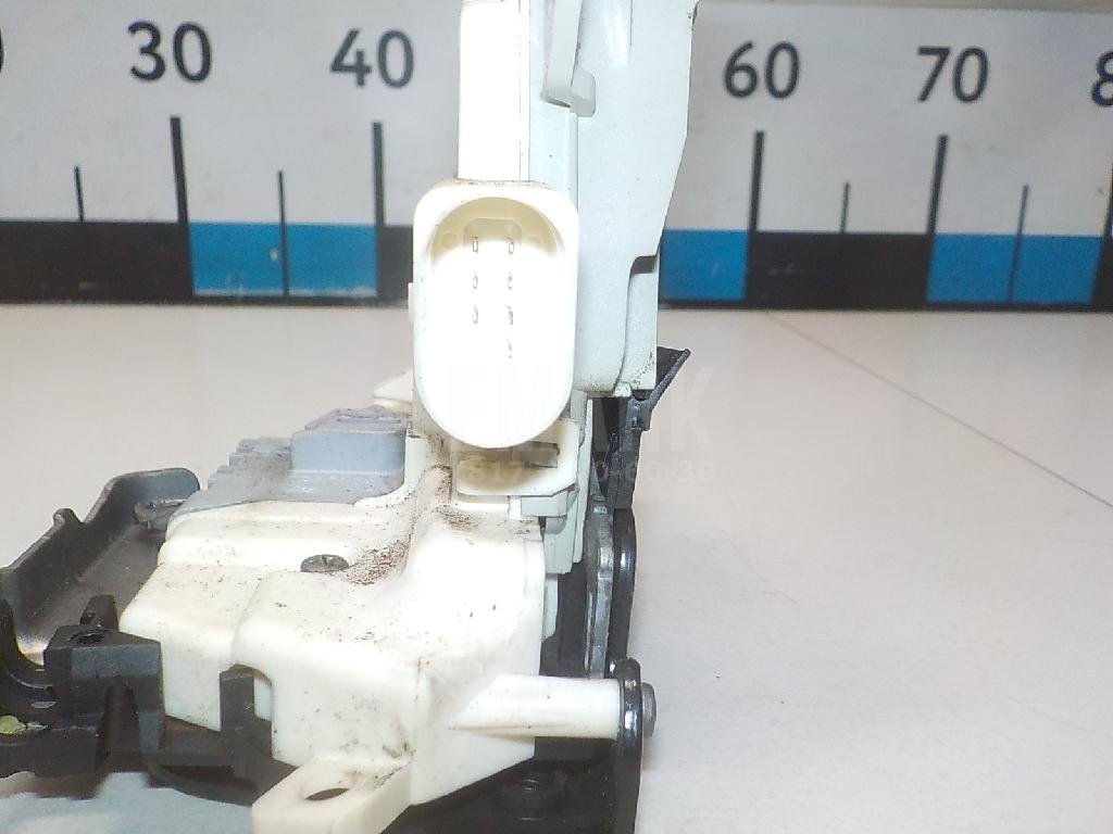 Замок двери передней правой