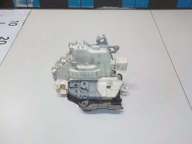 Замок двери передней правой