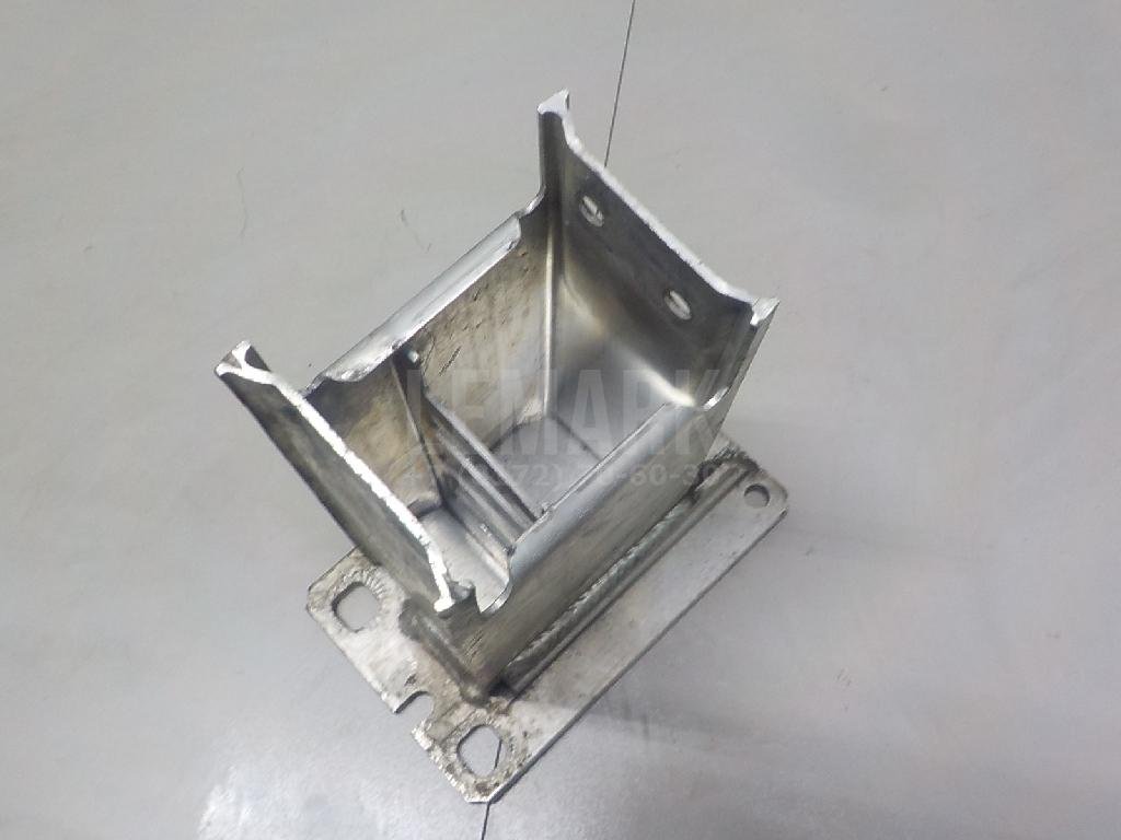 Кронштейн усилителя переднего бампера левый
