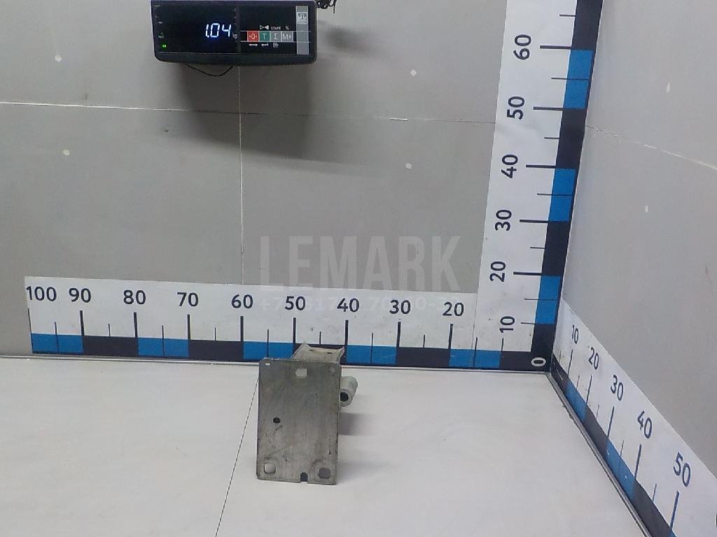 Кронштейн усилителя переднего бампера правый