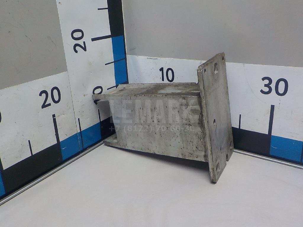 Кронштейн усилителя переднего бампера правый