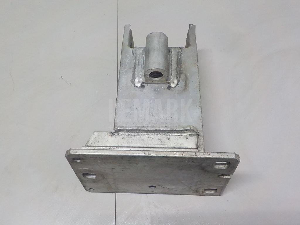 Кронштейн усилителя переднего бампера правый