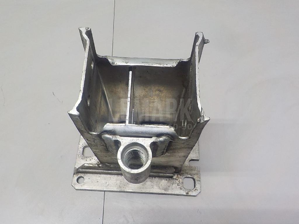 Кронштейн усилителя переднего бампера правый