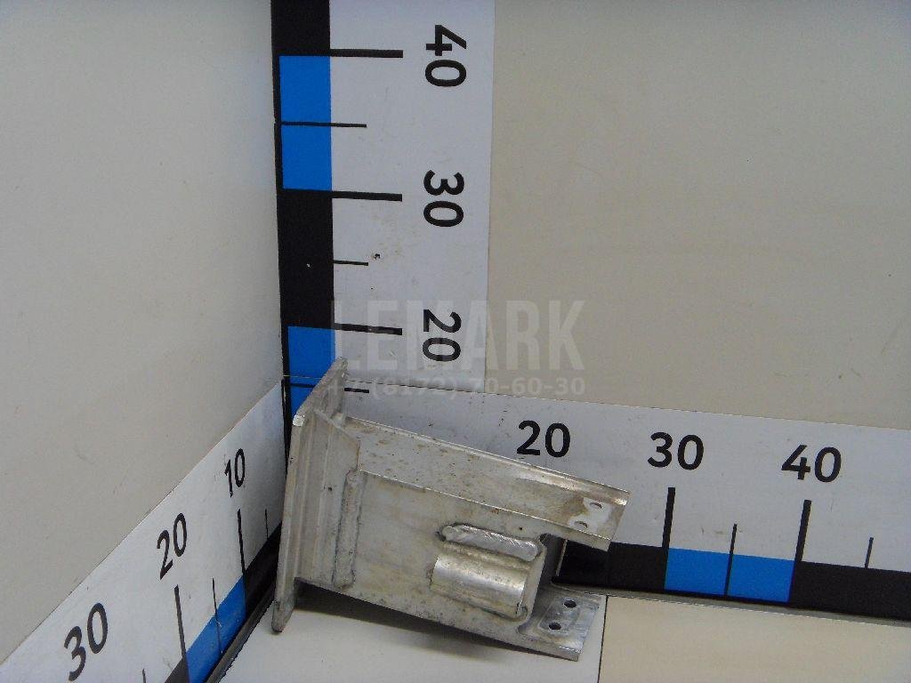 Кронштейн усилителя переднего бампера правый