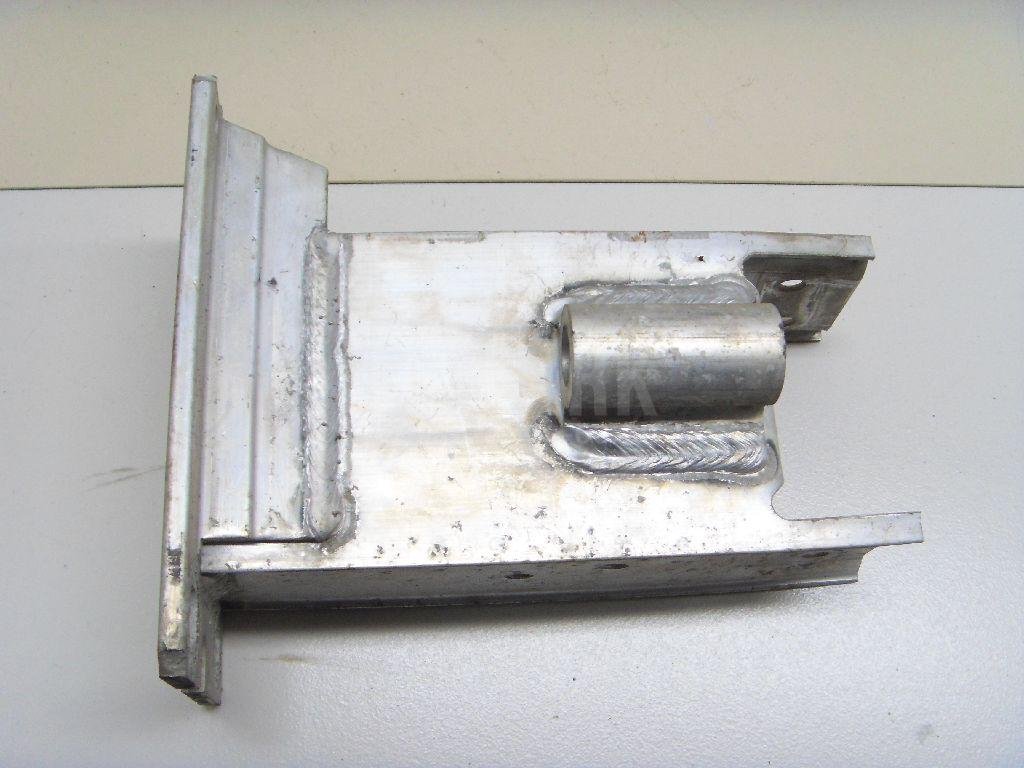 Кронштейн усилителя переднего бампера правый