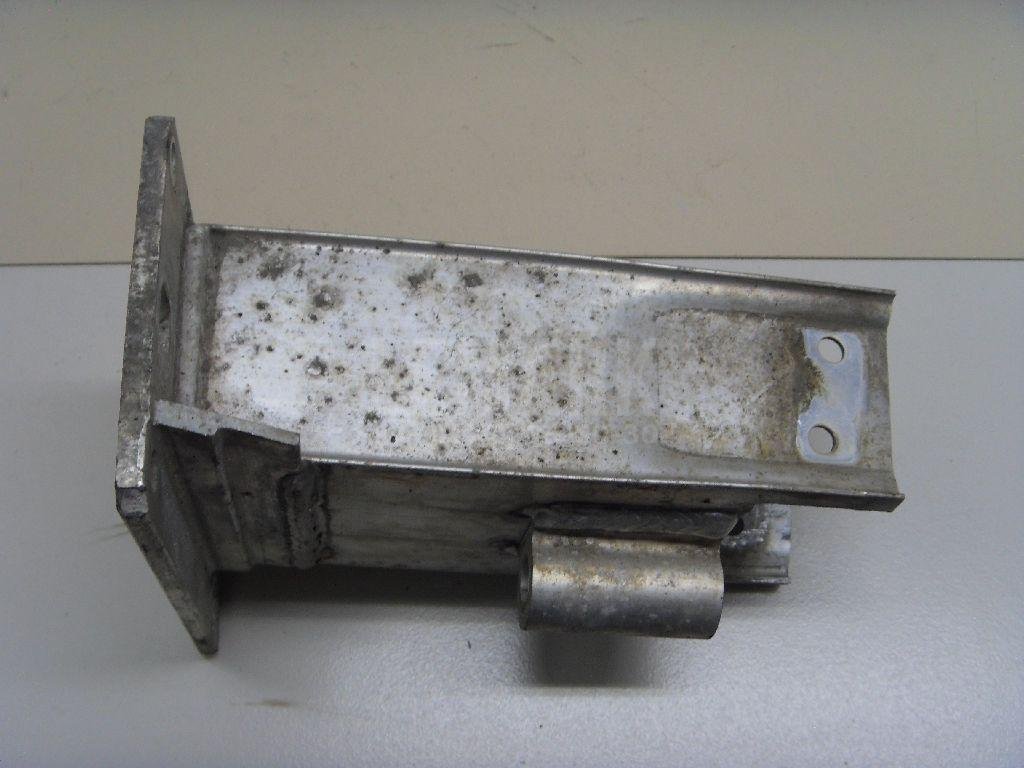 Кронштейн усилителя переднего бампера правый