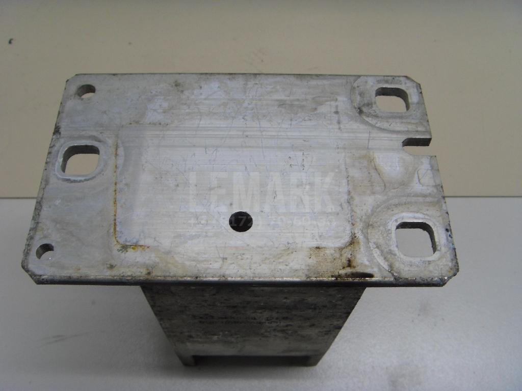 Кронштейн усилителя переднего бампера правый