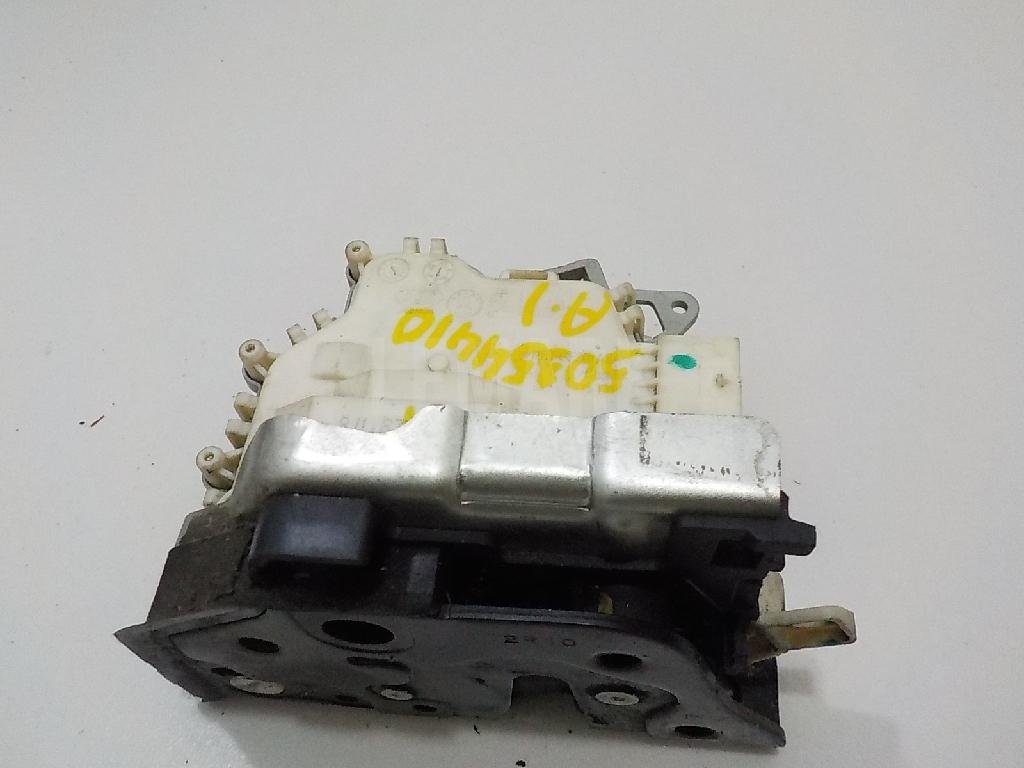 Замок двери передней правой