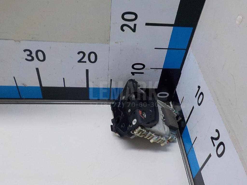 Замок двери передней правой