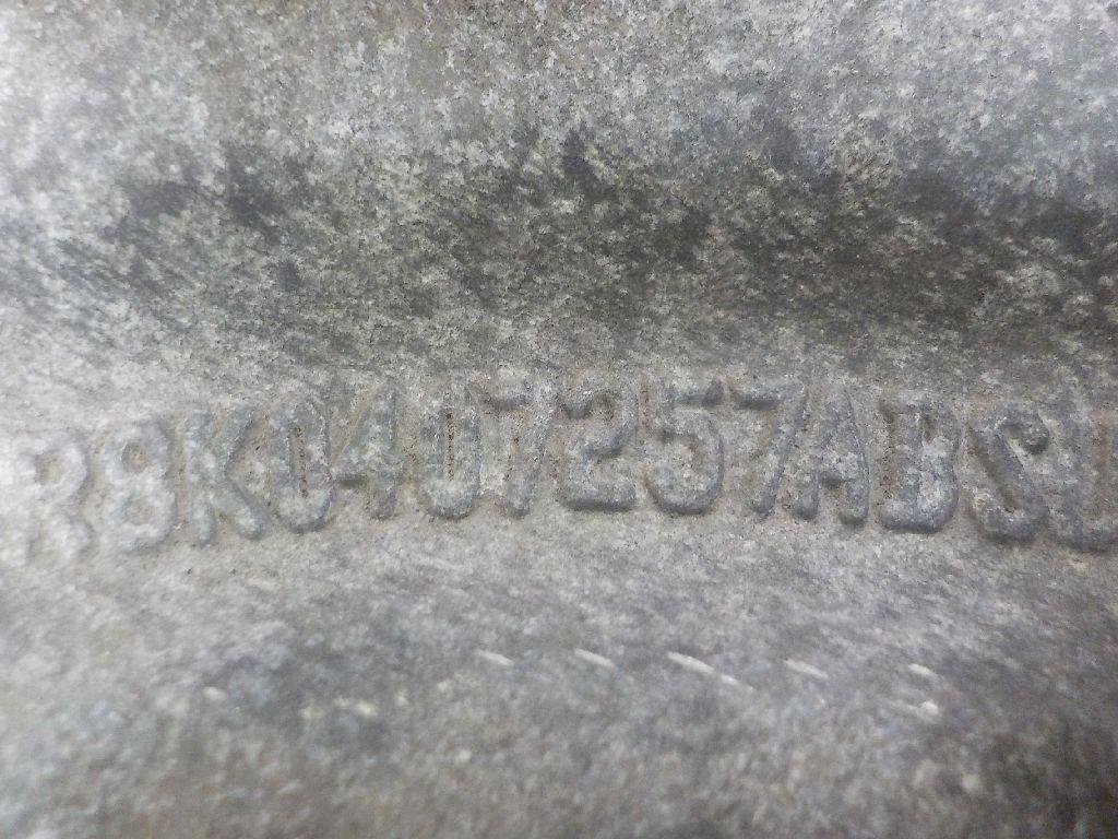 Кулак поворотный передний левый