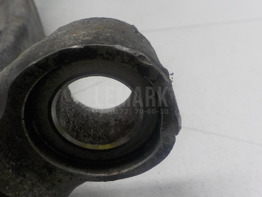 Кулак поворотный передний левый