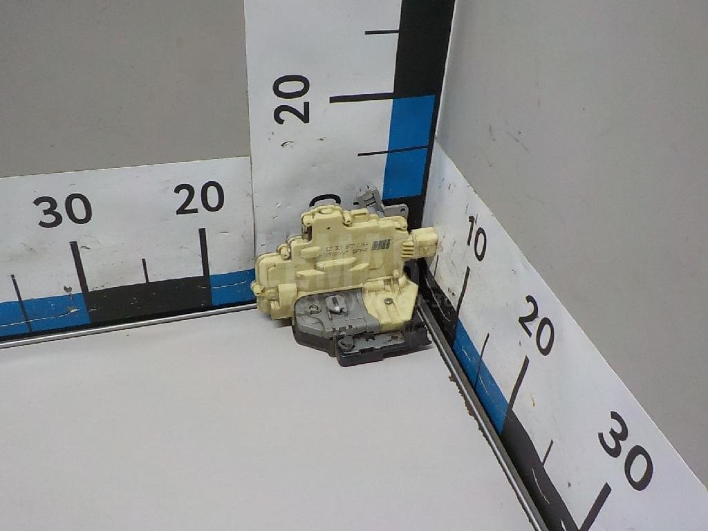 Замок двери передней правой