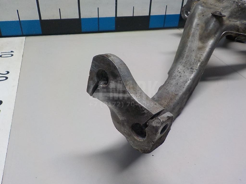 Кулак поворотный передний правый