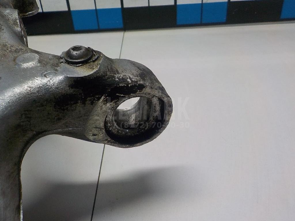 Кулак поворотный передний правый