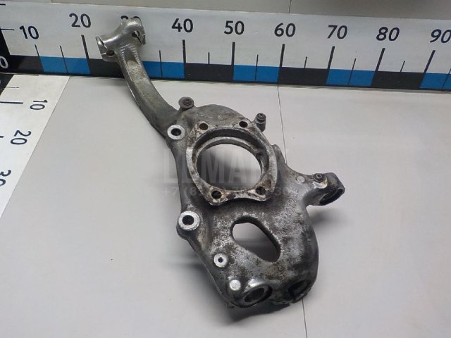 Кулак поворотный передний правый