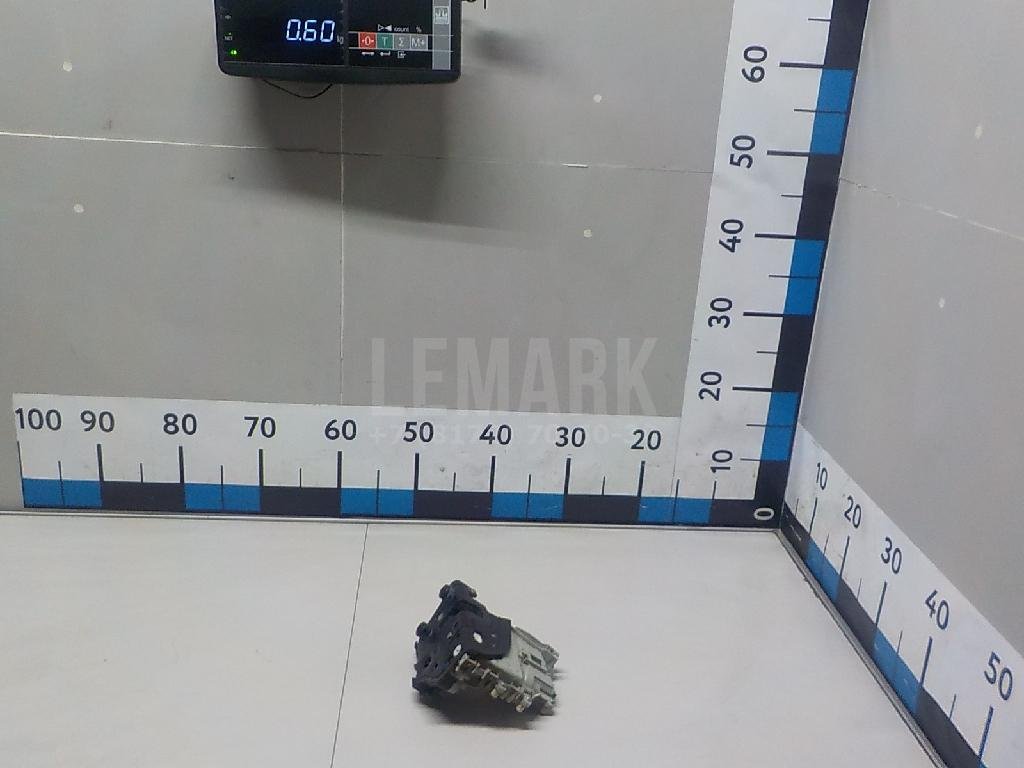 Замок двери передней правой