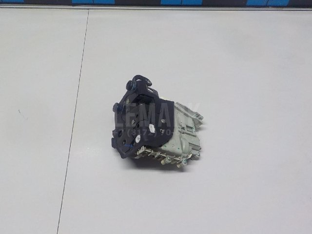 Замок двери передней правой