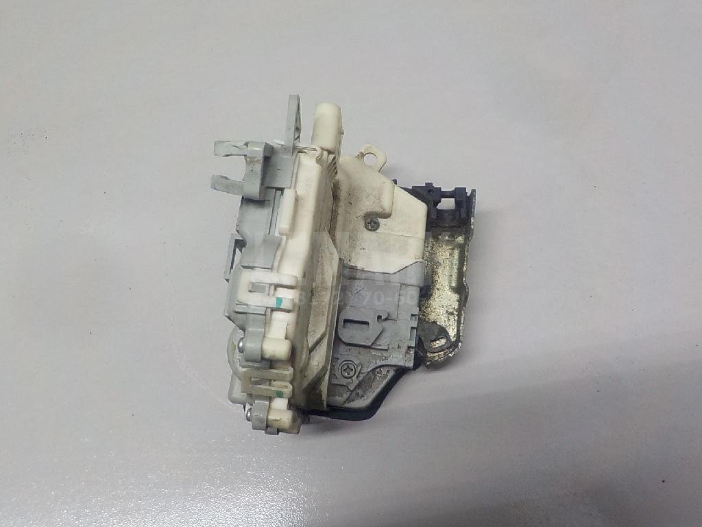 Замок двери передней правой